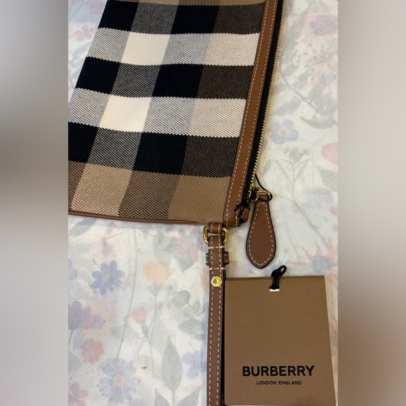 🖤🤎NWT BURBERRY TAUPE BROWN/BLACK CHECK CANVAS WRISTLET🤎🖤
SCENTED WATER INCLUDED - Picture 9 of 12